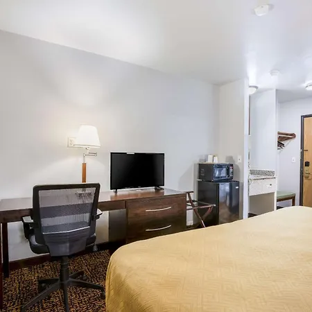 Econo Lodge Milwaukee Airport-3